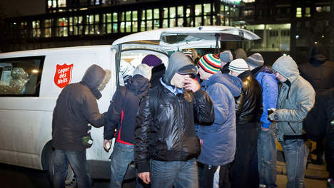 Oost-Europese daklozen bij de soepbus van het Leger de Heils op de Westerdokskade in Amsterdam.